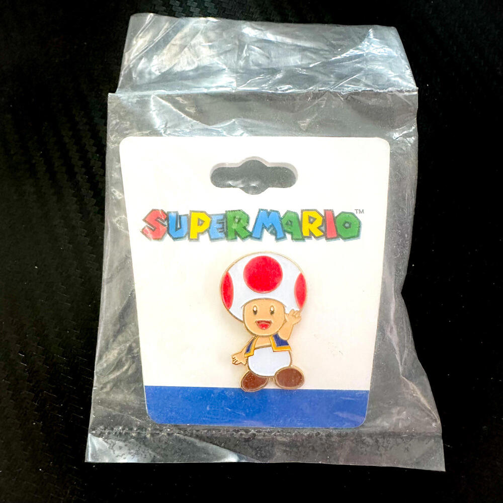 Super‎ Mario Toad 2010 Pin Waving Nintendo World Lapel Enamel Kinopio Rare NIP
